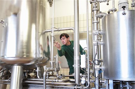 Brewery worker operating machine Photographie de stock - Premium Libres de Droits, Code: 649-07280639