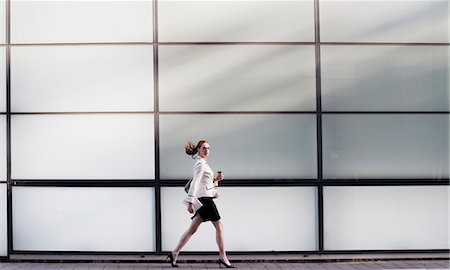 Businesswoman walking holding hot drink Photographie de stock - Premium Libres de Droits, Code: 649-07280631