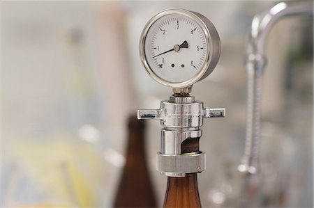 Pressure gauge in brewery Photographie de stock - Premium Libres de Droits, Code: 649-07280641