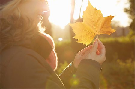 parka - Portrait of young woman in park, holding autumn leaf Foto de stock - Sin royalties Premium, Código: 649-07280744