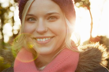 simsearch:649-07280728,k - Portrait of young woman in park, wearing knit hat and scarf Stock Photo - Premium Royalty-Free, Code: 649-07280745