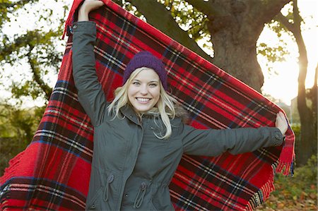freiheit - Portrait of young woman in park, holding up tartan picnic blanket Stockbilder - Premium RF Lizenzfrei, Bildnummer: 649-07280746