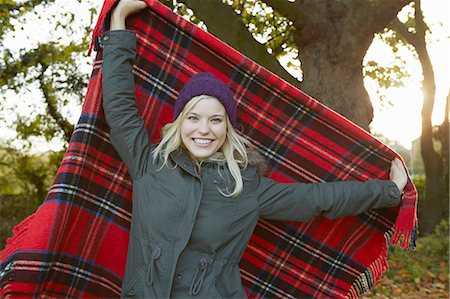 simsearch:649-07280715,k - Portrait of young woman in park, holding up tartan picnic blanket Stockbilder - Premium RF Lizenzfrei, Bildnummer: 649-07280746