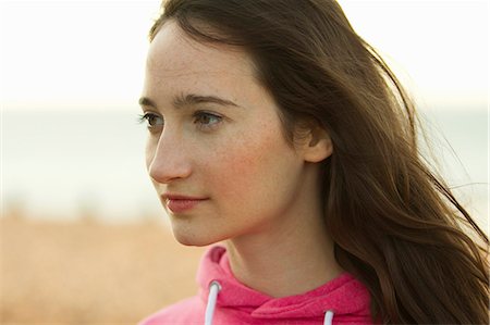 Portrait of young woman on beach, Whitstable, Kent, UK Foto de stock - Sin royalties Premium, Código: 649-07280778