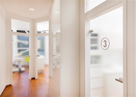 doors - Door in dentists Photographie de stock - Premium Libres de Droits, Code: 649-07280846