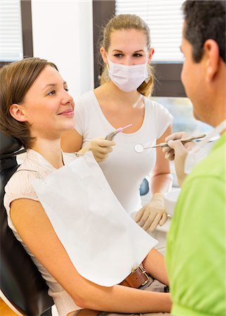 Woman having check up with dentist and dental nurse Foto de stock - Sin royalties Premium, Código: 649-07280871