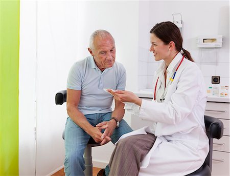 doctor and patient - Female doctor talking to senior male patient Foto de stock - Sin royalties Premium, Código: 649-07280896