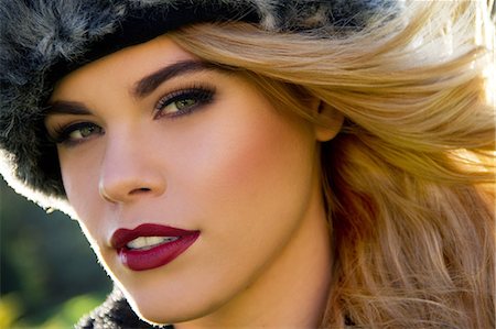 styles of portrait - Close up portrait of young woman in fur hat Photographie de stock - Premium Libres de Droits, Code: 649-07280904