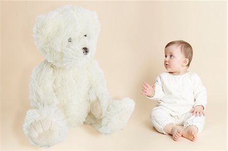 simsearch:649-06812529,k - Studio portrait of baby girl next to giant teddy bear Photographie de stock - Premium Libres de Droits, Code: 649-07280926