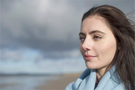 Young woman looking at view Photographie de stock - Premium Libres de Droits, Code: 649-07281015