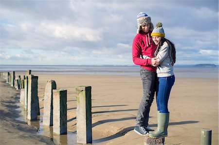 somerset - Young couple standing on groynes, Brean Sands, Somerset, England Photographie de stock - Premium Libres de Droits, Code: 649-07281027