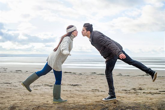 Young couple on one leg, Brean Sands, Somerset, England Foto de stock - Sin royalties Premium, Código de la imagen: 649-07281037
