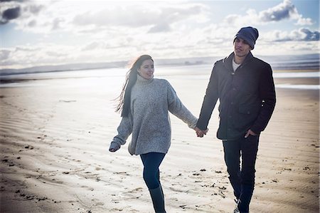 somerset - Young couple holding hands, Brean Sands, Somerset, England Foto de stock - Royalty Free Premium, Número: 649-07281044