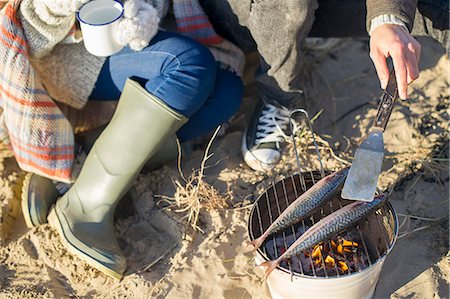 fuego - Cooking fish on the beach Foto de stock - Sin royalties Premium, Código: 649-07281049