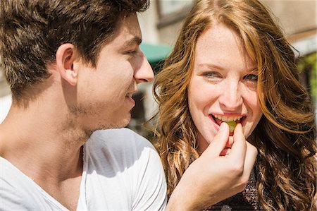 simsearch:649-07436303,k - Young couple eating grapes Foto de stock - Sin royalties Premium, Código: 649-07436296