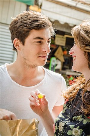 funda - Young couple sharing bag of food Foto de stock - Sin royalties Premium, Código: 649-07436298