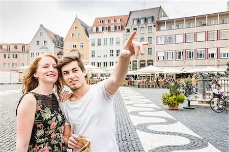 Young couple in town square in Augsburg, Bavaria, Germany Foto de stock - Sin royalties Premium, Código: 649-07436293