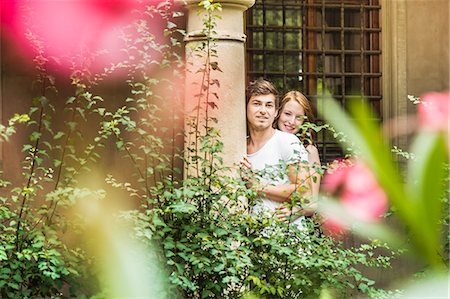 Young couple standing against pillar in garden Photographie de stock - Premium Libres de Droits, Code: 649-07436306