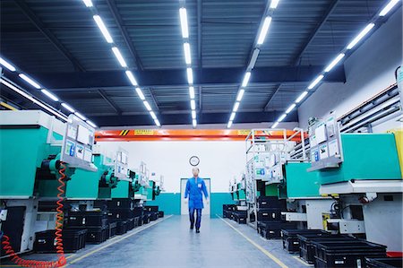 Worker walking through small parts manufacturing factory in China Photographie de stock - Premium Libres de Droits, Code: 649-07436360