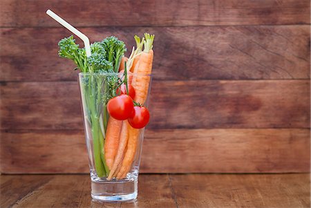 simsearch:649-07436377,k - Glass of broccoli, carrots and tomato with straw Foto de stock - Sin royalties Premium, Código: 649-07436376