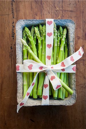 Tub of asparagus tied with ribbon Stockbilder - Premium RF Lizenzfrei, Bildnummer: 649-07436377