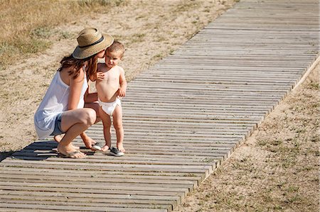 Mother and son standing on boardwalk, kissing cheek Stockbilder - Premium RF Lizenzfrei, Bildnummer: 649-07436379