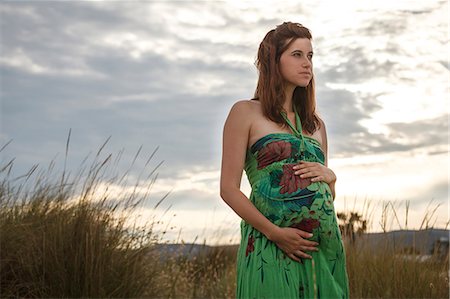 simsearch:649-07436431,k - Pregnant woman standing in field Stock Photo - Premium Royalty-Free, Code: 649-07436428