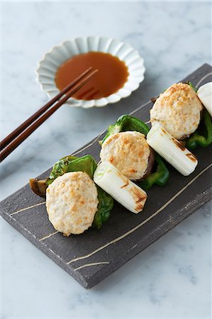 simsearch:649-07436463,k - Japanese food served on slate with chopsticks and dipping sauce Foto de stock - Sin royalties Premium, Código: 649-07436459