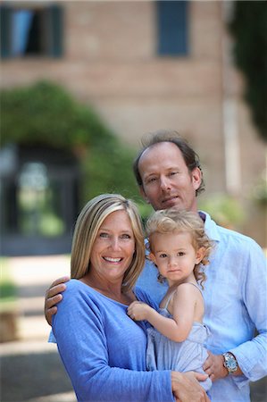 Mature couple standing in garden with toddler daughter Foto de stock - Sin royalties Premium, Código: 649-07436474