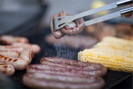 simsearch:649-07436468,k - Barbecuing sausages and corn on the cob Photographie de stock - Premium Libres de Droits, Code: 649-07436543