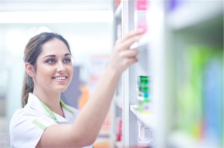 pharmacien (homme et femme) - Pharmacist looking at box of medication Photographie de stock - Premium Libres de Droits, Code: 649-07436553