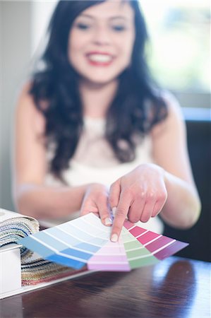 Interior designer pointing at textile swatches Foto de stock - Sin royalties Premium, Código: 649-07436568