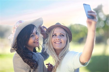 simsearch:614-06898332,k - Two young women in park posing for self portrait Foto de stock - Sin royalties Premium, Código: 649-07436584