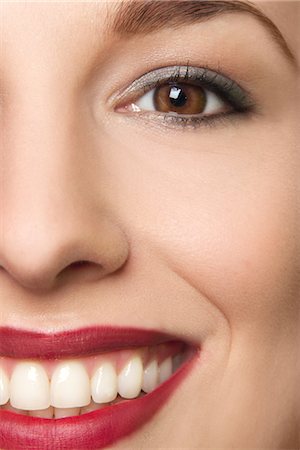 sin dientes - Cropped studio portrait of young woman smiling Foto de stock - Sin royalties Premium, Código: 649-07436635