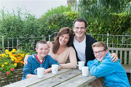 Family portrait at picnic bench Photographie de stock - Premium Libres de Droits, Code: 649-07436679