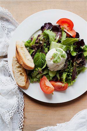 Fresh mixed salad with sliced baquette Foto de stock - Royalty Free Premium, Número: 649-07436716