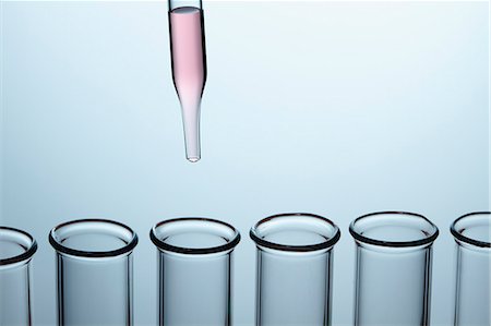 Pipetting: a dropper pipette is used to transfer a small amount of liquid to a test tube Photographie de stock - Premium Libres de Droits, Code: 649-07436751