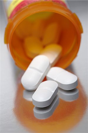 Antibiotic pills that contain 875 mg of amoxicillin and 125 mg of clavulanate potassium Stock Photo - Premium Royalty-Free, Code: 649-07436761