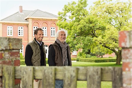 simsearch:649-07436769,k - Father and son in garden with house in background Fotografie stock - Premium Royalty-Free, Codice: 649-07436781