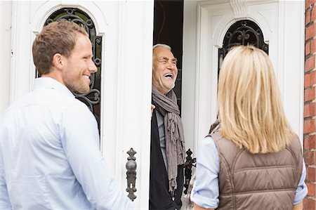 Father opening front door laughing Photographie de stock - Premium Libres de Droits, Code: 649-07436798