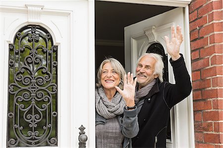 eingang - Senior couple waving by front door Foto de stock - Sin royalties Premium, Código: 649-07436809