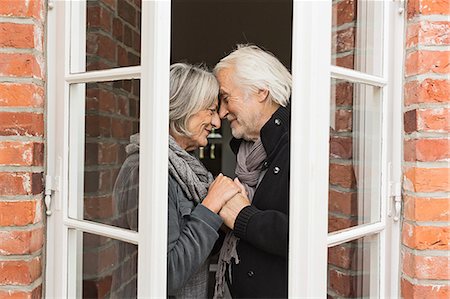 simsearch:649-07436819,k - Senior couple face to face by window Foto de stock - Royalty Free Premium, Número: 649-07436818