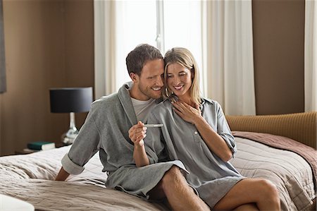 Mid adult couple, woman holding pregnancy test Foto de stock - Sin royalties Premium, Código: 649-07436860