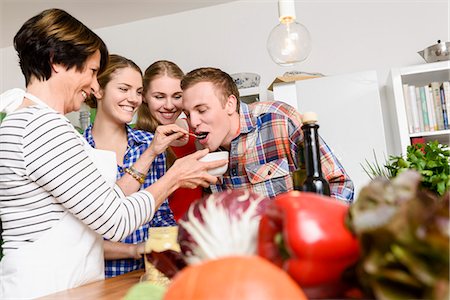 food family - Mother, daughters and son tasting food Foto de stock - Sin royalties Premium, Código: 649-07436929