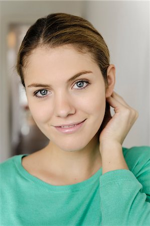 simsearch:649-07436587,k - Close up portrait of young woman with hand in hair Fotografie stock - Premium Royalty-Free, Codice: 649-07436945