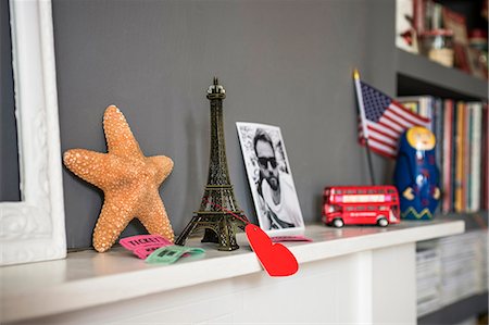 Living room mantelpiece with travel souvenirs Stock Photo - Premium Royalty-Free, Code: 649-07437027