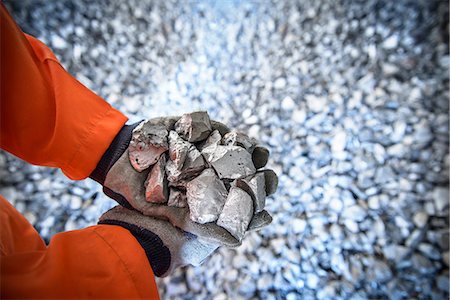 sécurité - Close up of workers hands holding crushed titanium Photographie de stock - Premium Libres de Droits, Code: 649-07437051