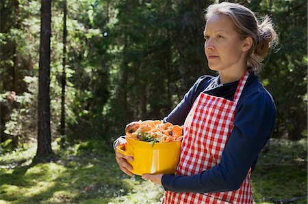 Woman in forest with mushrooms in saucepan Photographie de stock - Premium Libres de Droits, Code: 649-07437089