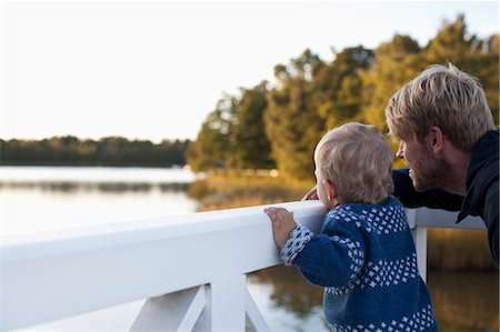 Father and son looking at lake Foto de stock - Royalty Free Premium, Número: 649-07437105