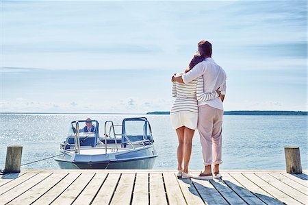 Young couple on pier looking at view, Gavle, Sweden Foto de stock - Sin royalties Premium, Código: 649-07437185